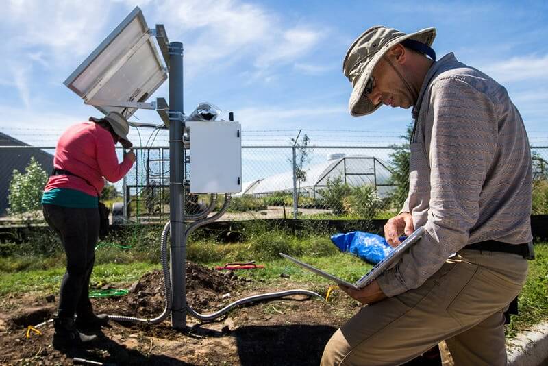 Alexandros Savvaidis, program manager for TexNet, checks his laptop as he and an associate install a portable seismometer behind a fire station on Sept. 29, 2016, in Farmers Branch, Texas. TexNet is an earthquake monitoring program run by the Bureau of Economic Geology, at the University of Texas at Austin, to help locate and determine the origins of earthquakes in Texas. (Smiley N. Pool/Staff Photographer)